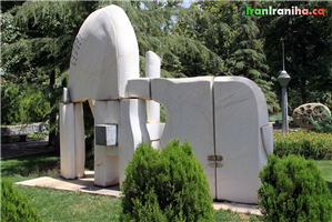  هنر  مدرن،  مجسمه‌ی  فیل.  در  پس‌زمینه  ماکت  برج  میلاد  نیز  به  چشم  می‌خورد. 