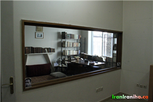  بخشی  از  دیوار  بین  دو  اتاق  عقبی  در  طبقه‌ی  دوم  به  دیوار  شیشه‌ای  تبدیل‌شده  تا  بازدیدکنندگان  بتوانند  اتاقی  که  شریعتی  بیشتر  وقتش  را  در  آن  می‌گذرانده،  بدون  ورود  به  اتاق  ببینند. 