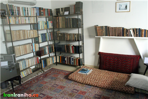  اتاق  کار  و  کتابخانه‌ی  علی  شریعتی 