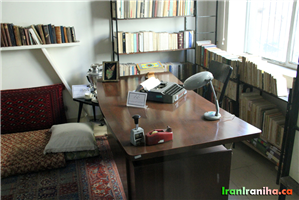  اتاق  کار  دکتر  شریعتی،  میزتحریر،  ماشین‌تحریر،  سماور  و  تشکچه‌ای  که  بر  روی  استراحت  می‌کرده  است. 