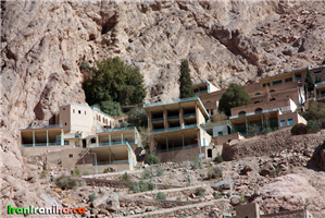  نمای  روبروی  از  مجموعه  ی  چک‌چک.  عکس  از  کوه  مقابل  برداشته  شده  است. 