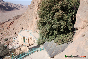  سقف  زیارتگاه  و  درخت  چنار.  در  سمت  چپ  تصویر  جاده  منتهی  به  چک‌چک  مشاهده  می‌گردد. 