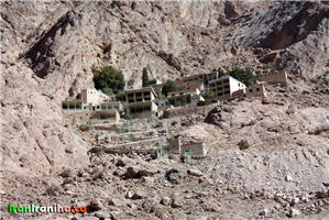  نمایی  از  مجموعه‌ی  زیارتگاه  چک‌چک  که  از  کوه  مقابل  تصویربرداری  شده  است. 