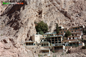 نمایی  از  مجموعه‌ی  زیارتگاه  چک‌چک  که  از  کوه  مقابل  تصویربرداری  شده  است. 