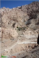  نمایی  از  مجموعه‌ی  زیارتگاه  چک‌چک  که  از  کوه  مقابل  تصویربرداری  شده  است.  به  شیب  تند  مسیر  دقت  فرمایید. 