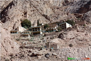  نمایی  از  مجموعه‌ی  زیارتگاه  چک‌چک  که  از  کوه  مقابل  تصویربرداری  شده  است. 