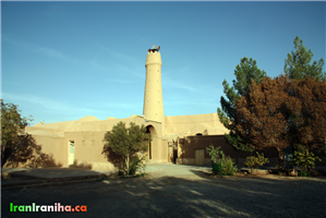  نمایی  از  مسجد  جامع  فهرج  و  محوطه  باز  بیرون  مسجد 