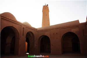  حیاط  و  منار  مسجد.  گاهی  اوقات  بر  بالای  این  نوع  منارها  لک‌لک  آشیانه  می‌سازد  و  مردم  این  اتفاق  را  به  فال  نیک  می‌گیرند. 