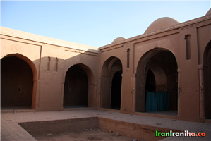  حیاط  و  حوض  خالی  مسجد 