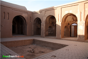  حیاط  مسجد.  یکی  دیگر  از  درهای  مسجد  مشاهده  می‌شود.  توجه  شما  را  به  این  نکته  جلب  می‌کنم  که  یکی  از  خصوصیات  مساجد  جامع  این  است  که  دارای  درها  و  ورودی‌های  متعدد  هستند  تا  مردم  از  نقاط  مختلف  شهر  یا  محله  به‌راحتی  به  آن  وارد  شوند.  مساجد  جامع  عموماً  در  مرکزی‌ترین  نقطه  شهر  ساخته  می‌شد  و  هرکدام  از  درها  معمولاً  به  یک  راسته‌بازار  باز  می‌شد. 