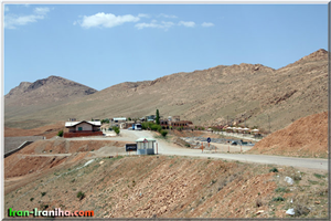 نمای  کلی  از  محوطه  ی  بیرونی  غار  کتله  خور 