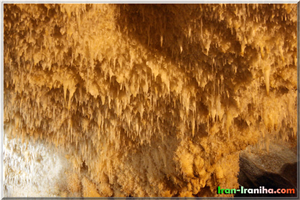  قندیل  های  رسوبی  ناشی  از  بی  کربنات  در  غار  کتله  خور 