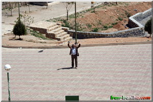  نویسنده  در  محوطه  ی  مقابل  غار. 