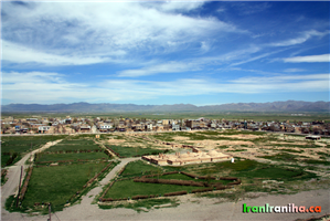  نمایی  از  محوطه‌ی  گنبد  سلطانیه.  حمام  سالار  نیز  در  این  محوطه  دیده  می‌شود. 