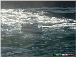  کشتی    maid  of  the  mist    پر  از  توریست  های  خیس 