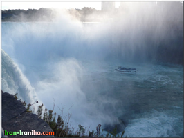  کشتی      maid  of  the  mist    پر  از  توریست  های  خیس 