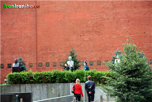  برای  بازدید  از  مقبره  و  جسد  منجمد  ولادیمیر  لنین،  باید  از  این  مسیر  عبور  کنید.  جسد  تعدادی  از  بزرگان  دولت  اتحاد  جماهیر  شوروی  در  پای  دیوار  کرملین  دفن  شده  و  اسامی  آن‌ها  بر  روی  دیوار  است.  همچنین  تندیس  (سردیس)  برخی  از  آن‌ها  نیز  ساخته‌شده  و  در  کنار  قبرشان  نصب  گردیده. 