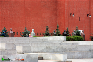  نیمکت‌های  پله‌پله  سنگی  برای  نشستن  میهمانان  در  هنگام  رژه  ساخته‌شده  است.  درست  در  وسط  تصویر  تندیس  سفیدرنگ  متعلق  به  ژوزف  استالین  است. 