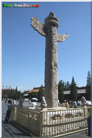  این  ستون  های  سنگی  که  از  سنگ  های  یکپارچه  با  حجاری  زیبا  درست  شده  اند  نماد  خدای  آب  است.  در  آیین  فنگ  شویی  برای  آب  و  باد  احترام  زیادی  قائلند 