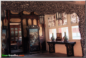  دفتر  کار  امپراطور  سی  شی  (Cixi).  امپراطور  ماقبل  آخر  کشور  چین.  همان  خانم  امپراطوری  که  در  آستانه  ی  قرن  بیستم  سال  ها  بر  چین  حکمروایی  کرد  و  یکی  از  عوامل  مهم  ضعف  و  عقب  ماندگی  حکومت  چین  در  آستانه  ی  قرن  بیستم  به  حساب  می  آید.  درباره  ی  این  امپراطریس  در  مقاله  ی  کاخ  تابستانی  توضیحات  مفصل  تری  داده  شده  است 