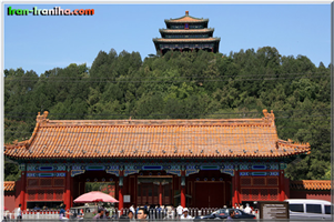  دروازه  ی  شنگ  فو  Shengwu  Gate)  )  بعلاوه  ی  معبد  (  پاگودا  )  در  پارک  شمال  شهر  ممنوعه.  این  پارک  عملاً  خارج  از  محوطه  ی  شهر  ممنوعه  است  و  در  بالای  آن  یک  معبد  ساخته  شده  است.  گفته  می  شود  که  آخرین  امپراطور  سلسله  ی  مینگ  پس  از  اینکه  در  جنگ  شکست  خورد  و  خانواده  اش  اسیر  گشتند،  خودش  را  از  یکی  از  درخت  های  این  پارک  (  که  البته  آن  موقع  پارک  نبوده!  )  حلق  آویز  کرده  است. 