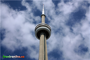  نمایی  از  برج  سی‌ان  (CN  Tower)،  در  این  عکس  Observation  deck  و  Sky  pod    و  آنتن  برج  دیده  می‌شود. 