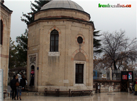  مقبره‌ی  یکی  از  مریدان  مولانا  در  صحن  آرامگاه  مولانا.  عکس  از  مریم  پورعبدالله 