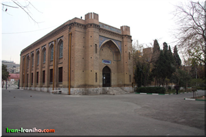  بخش  غربی  ساختمان  مرکزی  دبیرستان  (  عمارت  کلاه  فرنگی  )  که  در  گذشته  های  دور  و  قبل  از  ساخت  کتابخانه  ی  جدید،  کتابخانه  بوده  است  و  امروز  به  فضاهای  آموزشی  تبدیل  شده. 