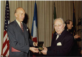  رومن  گیرشمن،  1353  خورشیدی  (1974)  واشنگتن.  هنگام  دریافت  Charles  Lang  Freer  Medal.  این  عکس  متعلق  به  انستیتو  اسمیت  سونیان  است.  در  چپ  تصویر  دیلون  ریپلی  و  در  سمت  راست  رومن  گیرشمن  دیده  می‌شوند.  در  پس‌زمینه‌ی  عکس  اردشیر  زاهدی،  سفیر  وقت  ایران  در  ایالات‌متحده  مشاهده  می‌شود. 