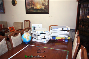  در  عکس‌های  قبلی  از  دو  نوع  قطعه‌ی  پازل  یاد  نشد.  یکی  قطعاتی  که  در  چهارگوشه  واقع‌شده‌اند  و  دارای  دو  سطح  صاف  هستند  و  دیگری  قطعاتی  که  دارای  یک  سطح  صاف  هستند  و  در  حاشیه‌ی  پازل  قرار  می‌گیرند.  در  این  تصویر:  دورتادور  یک  پازل  دو  هزار  قطعه‌ای  بر  روی  میز  چیده  شده  است.  سایر  قطعات  در  داخل  جعبه‌های  پازل  به‌طور  مرتب  قرارگرفته‌اند،  یک  پازل  سه‌بعدی  کره‌ی  زمین  بر  روی  میز  مشاهده  می‌شود  و  یک  پازل  سه  هزار  قطعه‌ای  بر  روی  دیوار  مقابل  نصب‌شده  است. 